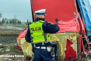 Śmiertelne zderzenie tira z pociągiem. Policjanci wyjaśniają okoliczności wypadku