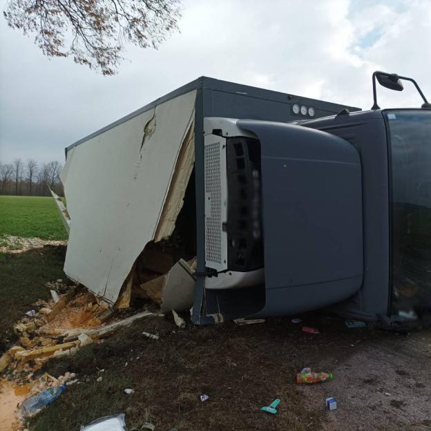 Wypadek na drodze relacji Breginie- Rydzyn szlachecki, ranny kierowca samochodu ciężarowego i zniszczone jaja
