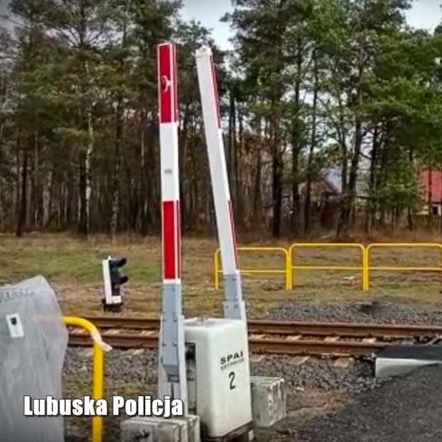 [VIDEO] Wjechał z impetem w opuszczone rogatki wyłamując je. Chwilę później nadjechał pociąg