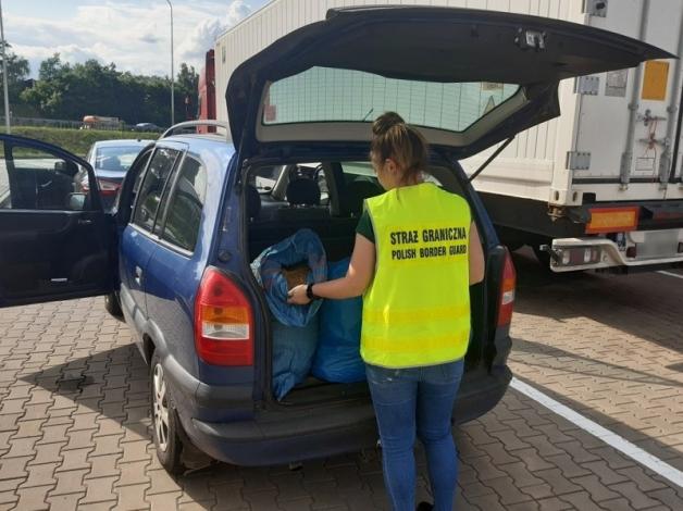 Funkcjonariusze z Placówki Straży Granicznej w Braniewie przechwycili krajankę tytoniową wartą ponad 56 tys. zł. Nielegalny towar przewoził mieszkaniec powiatu elbląskiego.